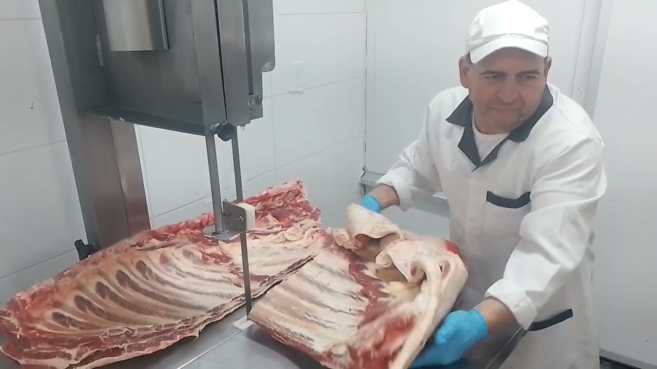 Açougueiro Nico diferencia costela minga, costela da janela e costela do filé