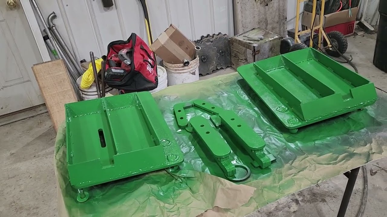 Адаптер для крепления навесного оборудования John Deere к мини-погрузчику