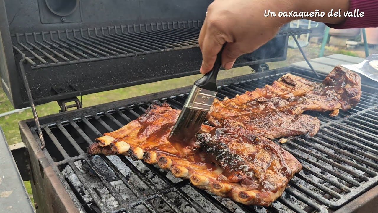 Como cocinar unas costillas de puerco al carbón y una ensalada queda delicioso 