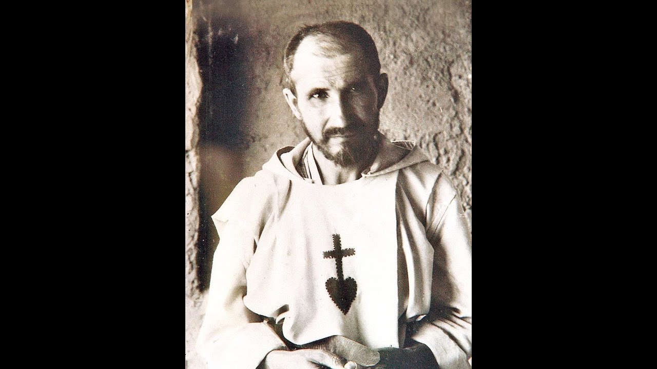 Sur les traces de Charles de Foucauld, avec le Père Monterrat, prêtre à Tamanrasset en Algérie.