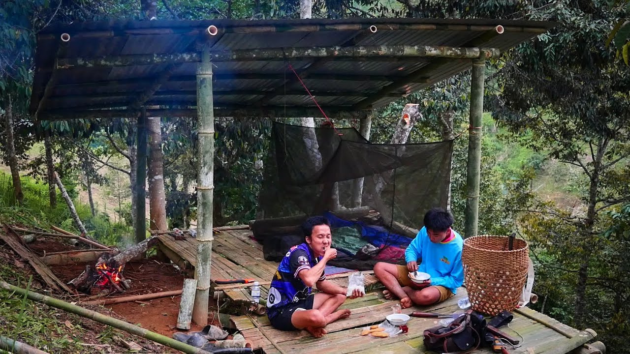 สร้างบ้านกลางสวนทุเรียน30-40% มุงหลังคากันฝนอย่างดี ปูเสื่อกางมุ้งนอนหลับสบายไม่กลัวยุงแมลง