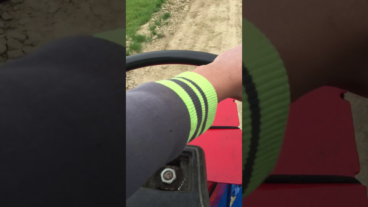 La plimbare pe c&acirc;mp  cu tractorașul făcut acasa din motocultor