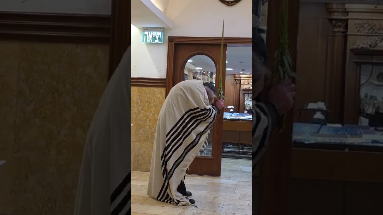 ניענוע לולב &ndash; תיעוד נדיר ביותר | המקובל האלוקי הרב יעקב עדס בקבר רחל. [צילום: יוסף רפאלי-ביטוחים]