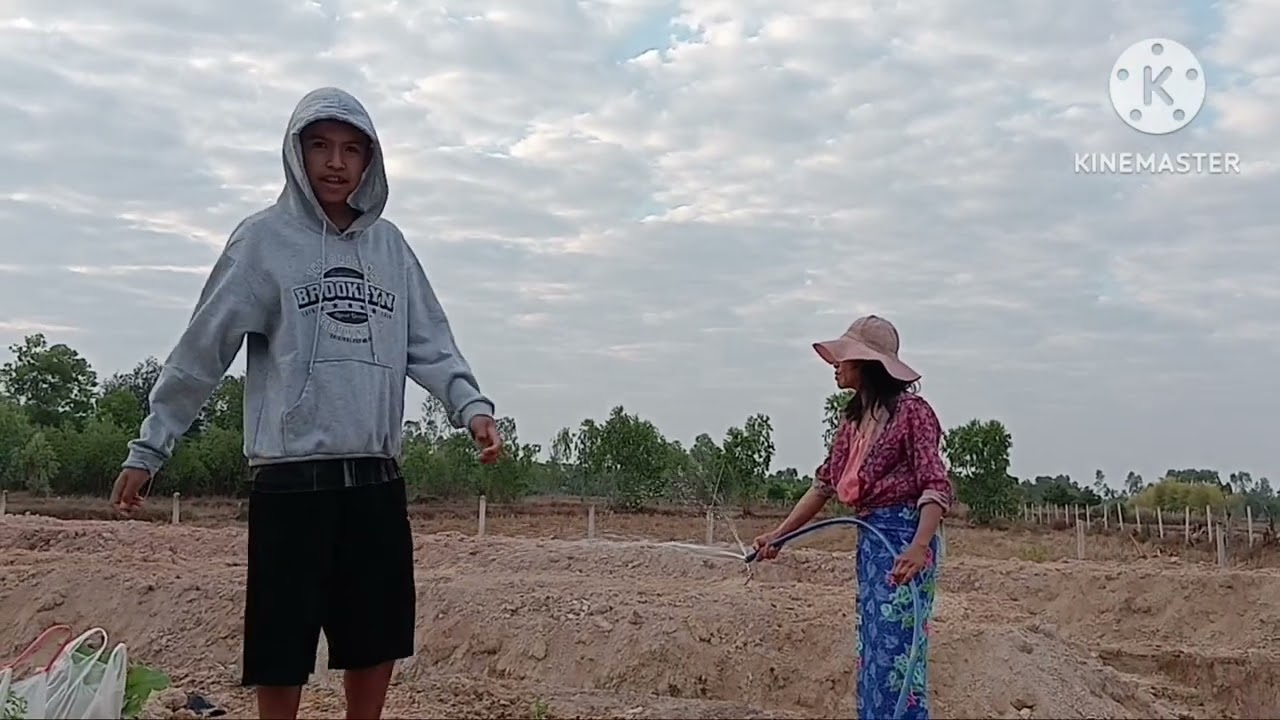 แม่จันลารดน้ำต้นพริกกับปลูกต้นมะเขื่อจ้าเช้านี้