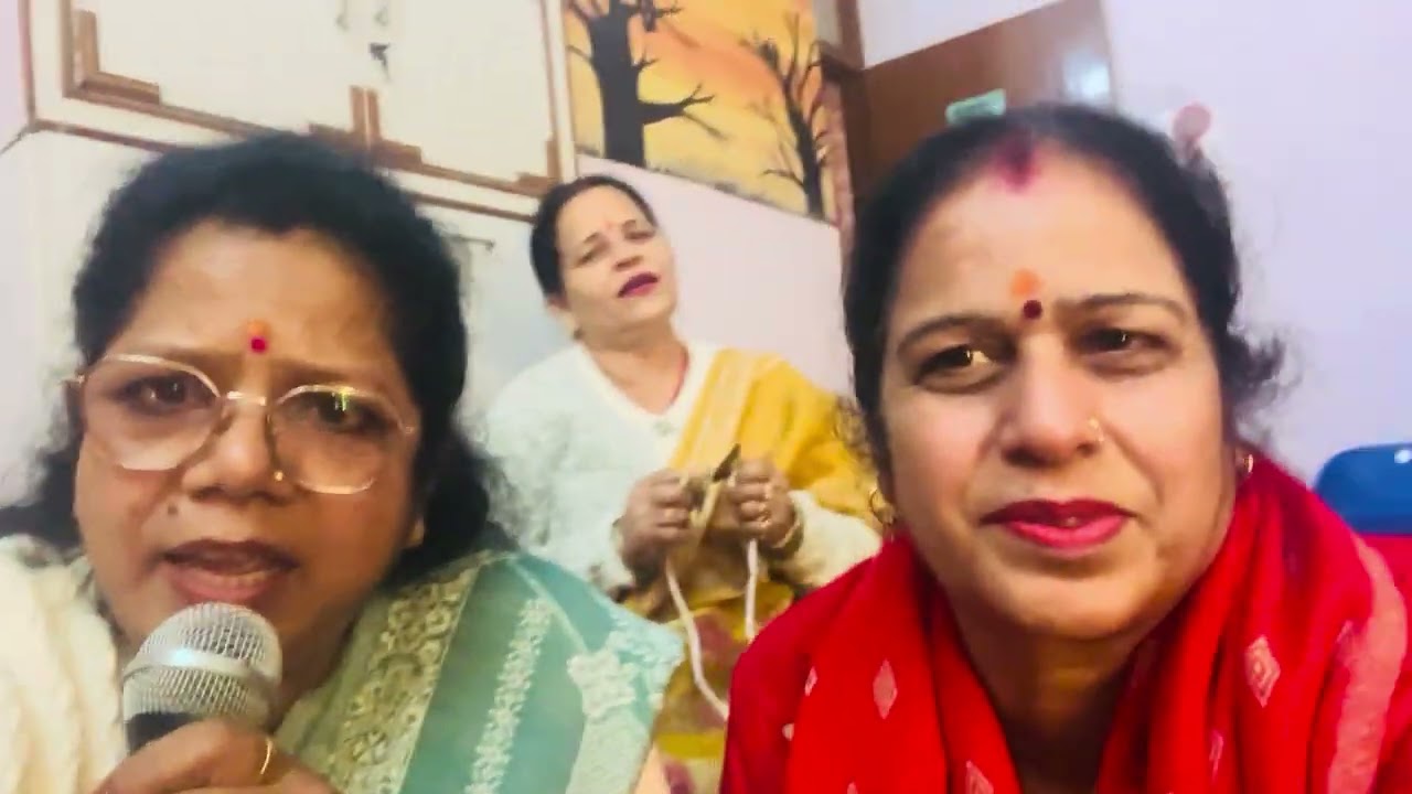 सिर बाँधे मुकुट खेलें होली 