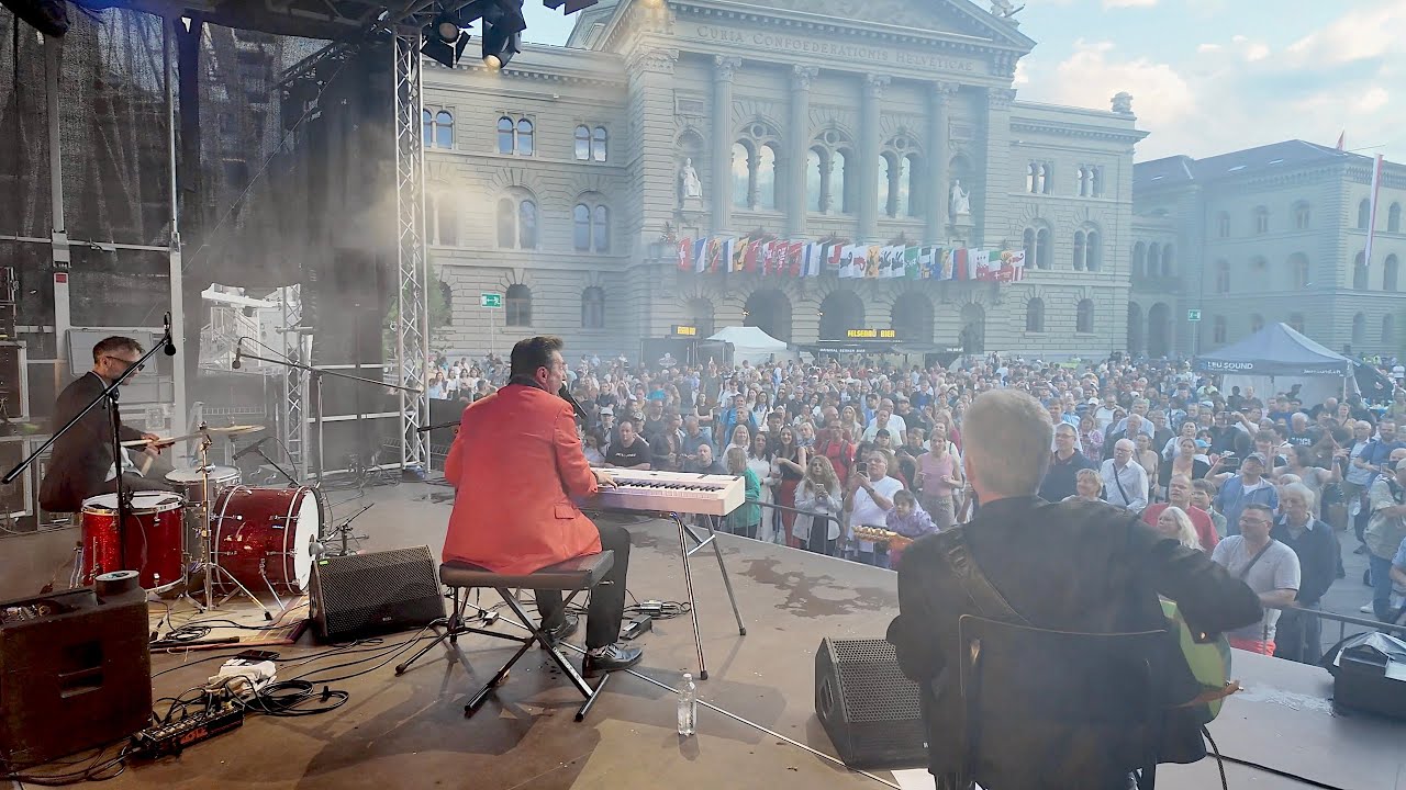 ROCKIN' BOOGIE CONCERT one shot spontaneous video - Nico Brina Trio Bundesplatz Bern 🇨🇭