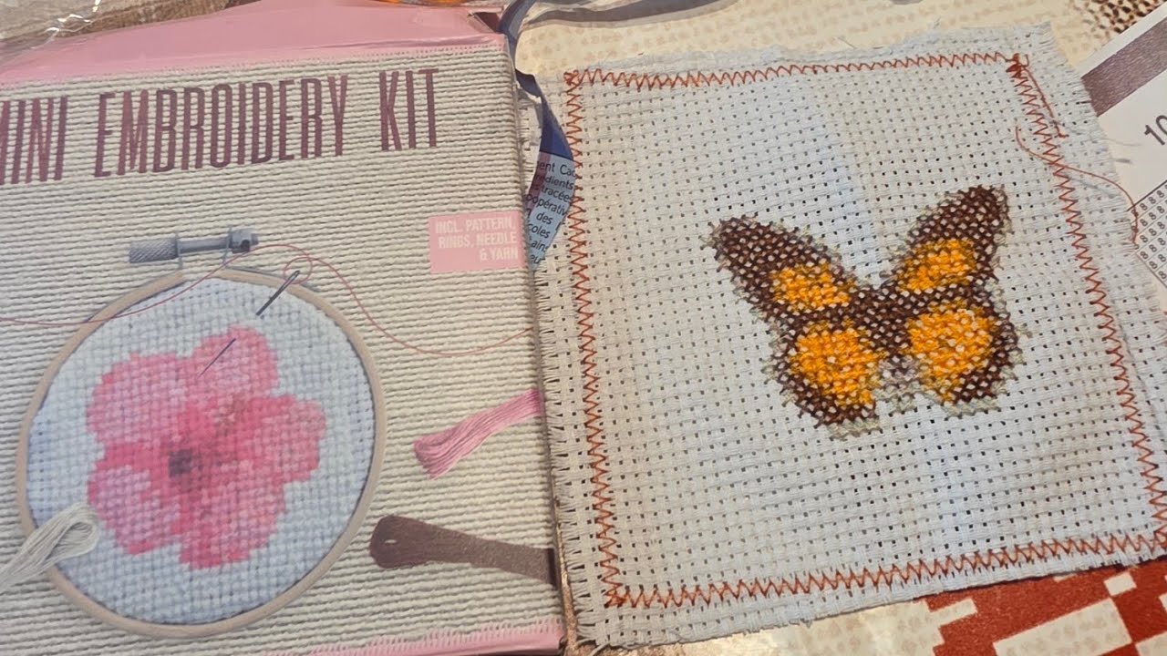 Finitions broderie papillon et début fleur (hibiscus)