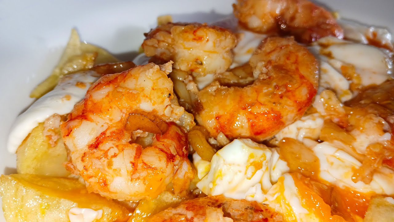 Huevos rotos con gambones