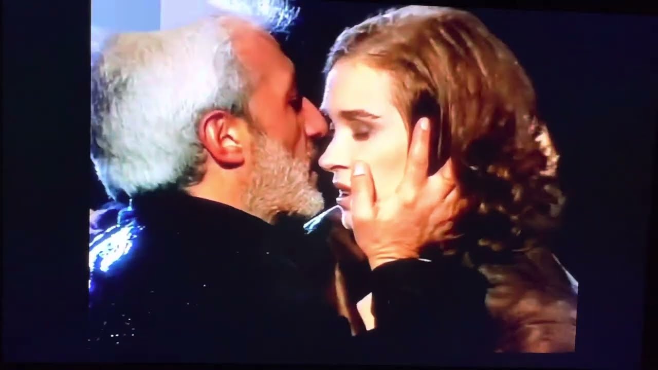 Il Primo bacio tra Raffaele e Ornella - UPAS - Bassa qualit&agrave; per evitare la censura