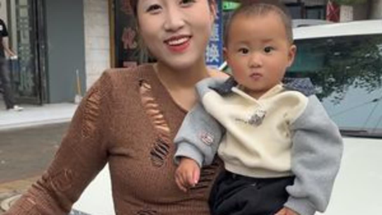 姐妹们，中秋节亲戚都走没了你们，今天杨光出完婚车回来俺来娘家走亲戚结果人家都吃桌去了，正好带着润润去他干爹家走一趟，看看他爷爷奶奶和干爹干娘，干奶奶还给买了几身衣服。#走亲戚的路上心情美美哒 #...