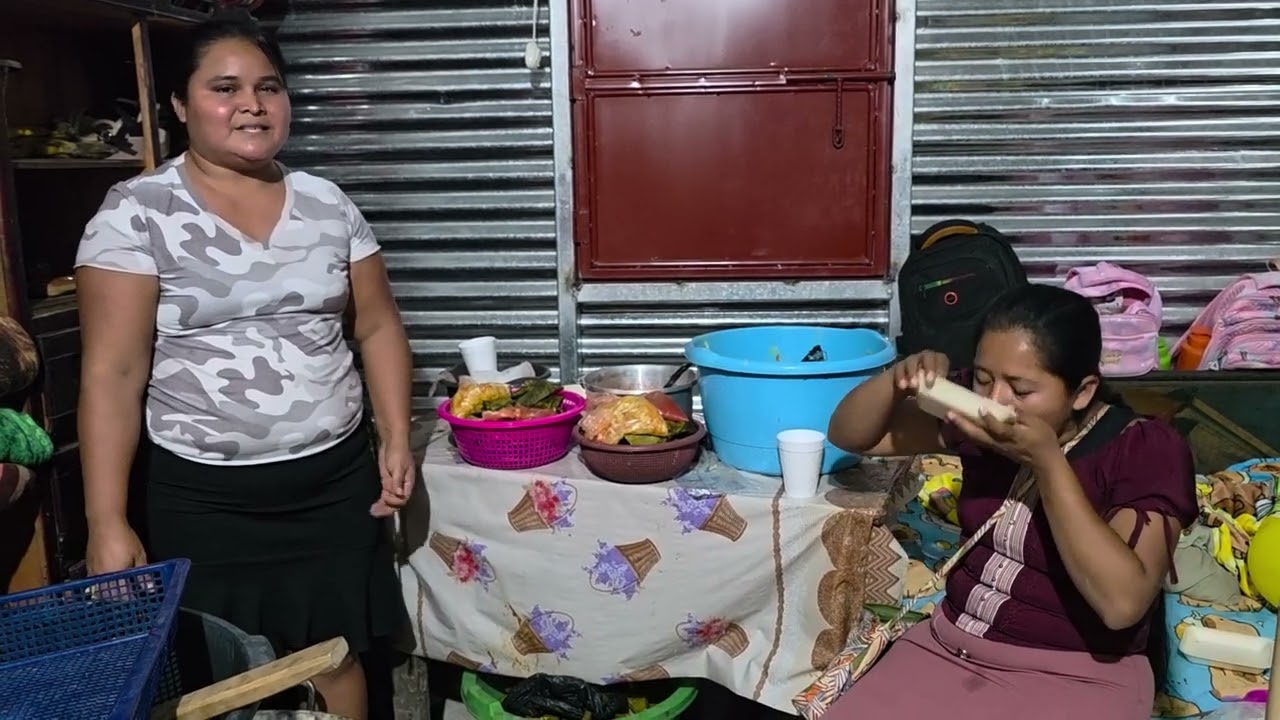 Doña Maili nos regala chuchitos para llevar ala casa. 