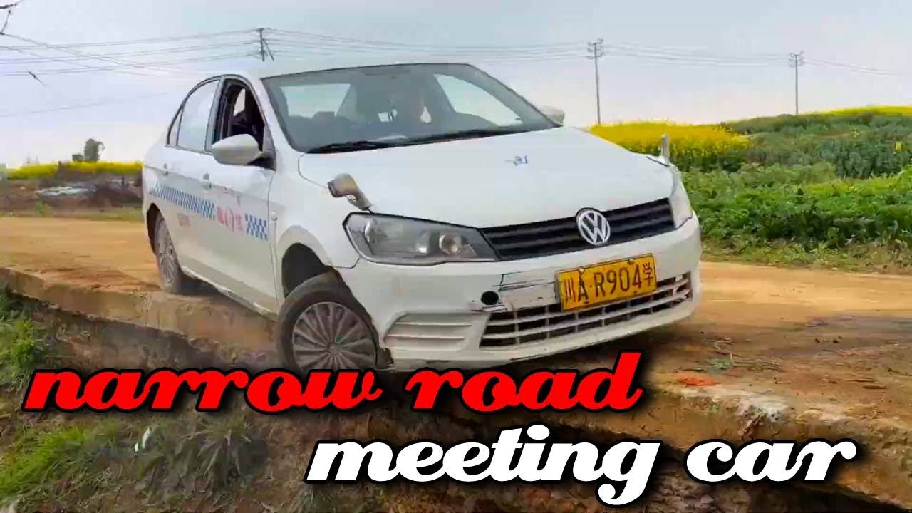 The car wheel fell off the road, and the old driver saved himself！#drivingskills #automobile