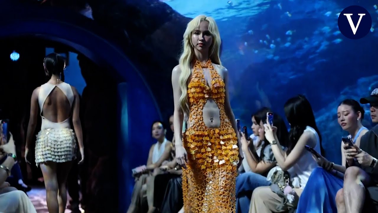 Un acuario de Bangkok acoge el primer desfile submarino de ropa reciclada