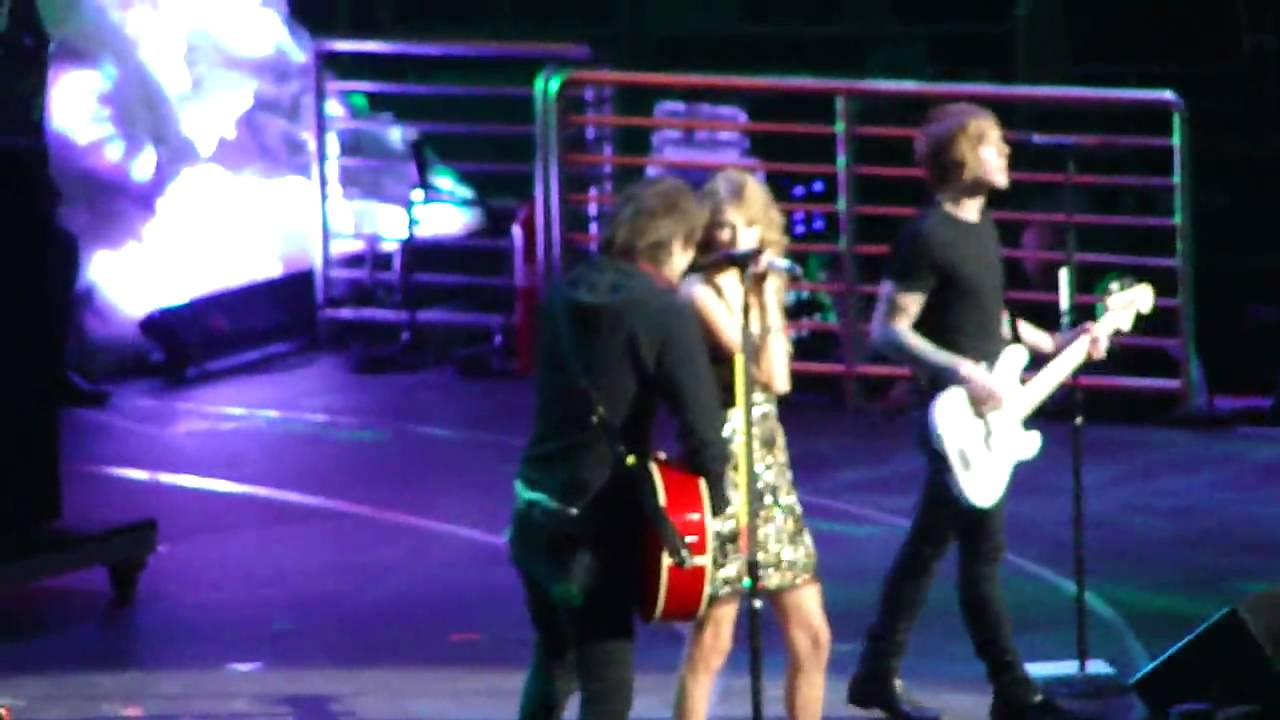 Two is Better Than One - Boys Like Girls ft. Taylor Swift @ Jingle Ball NYC 12/11/09