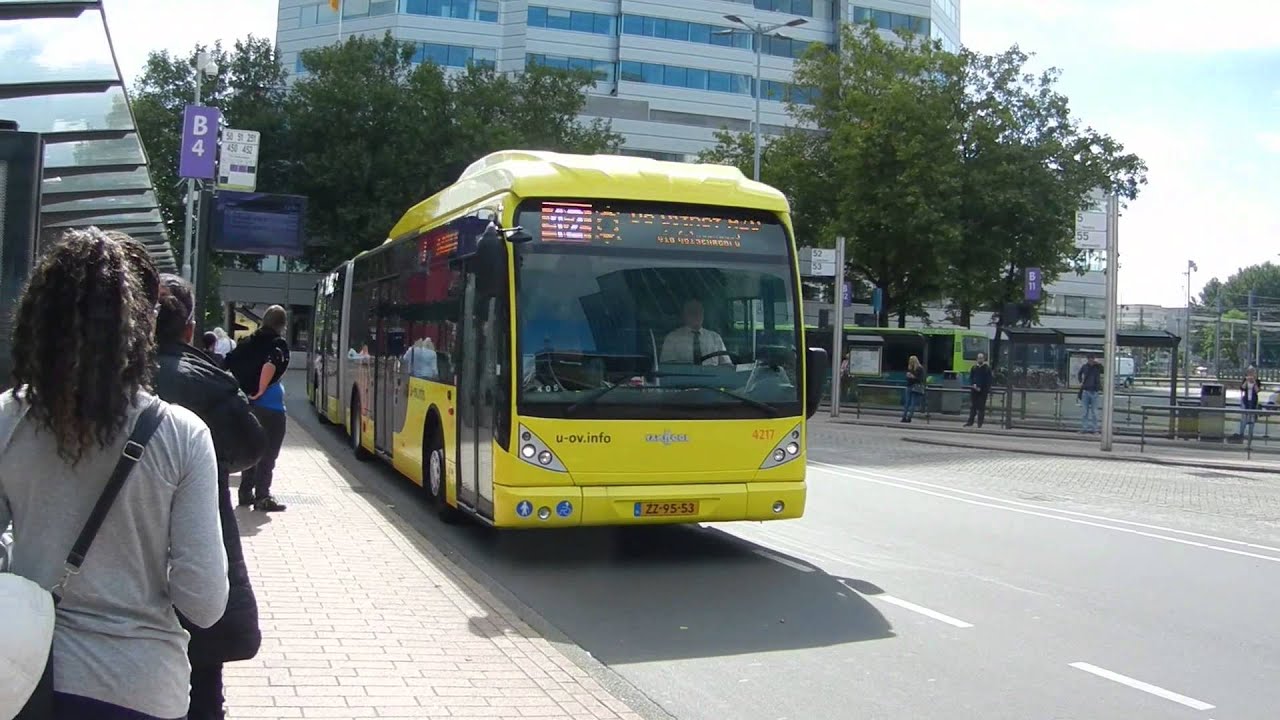 Bussen op busstation bij Utrecht Centraal