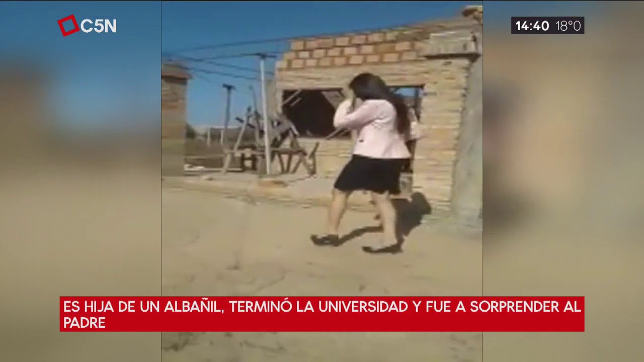 Terminó la universidad y así sorprendió a su papá albañil