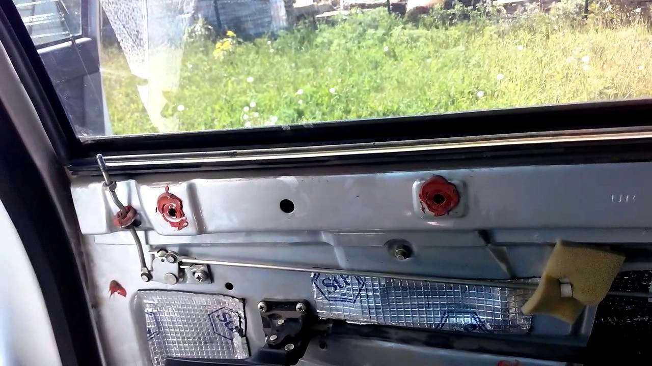 Приора, не открывается задняя дверь.