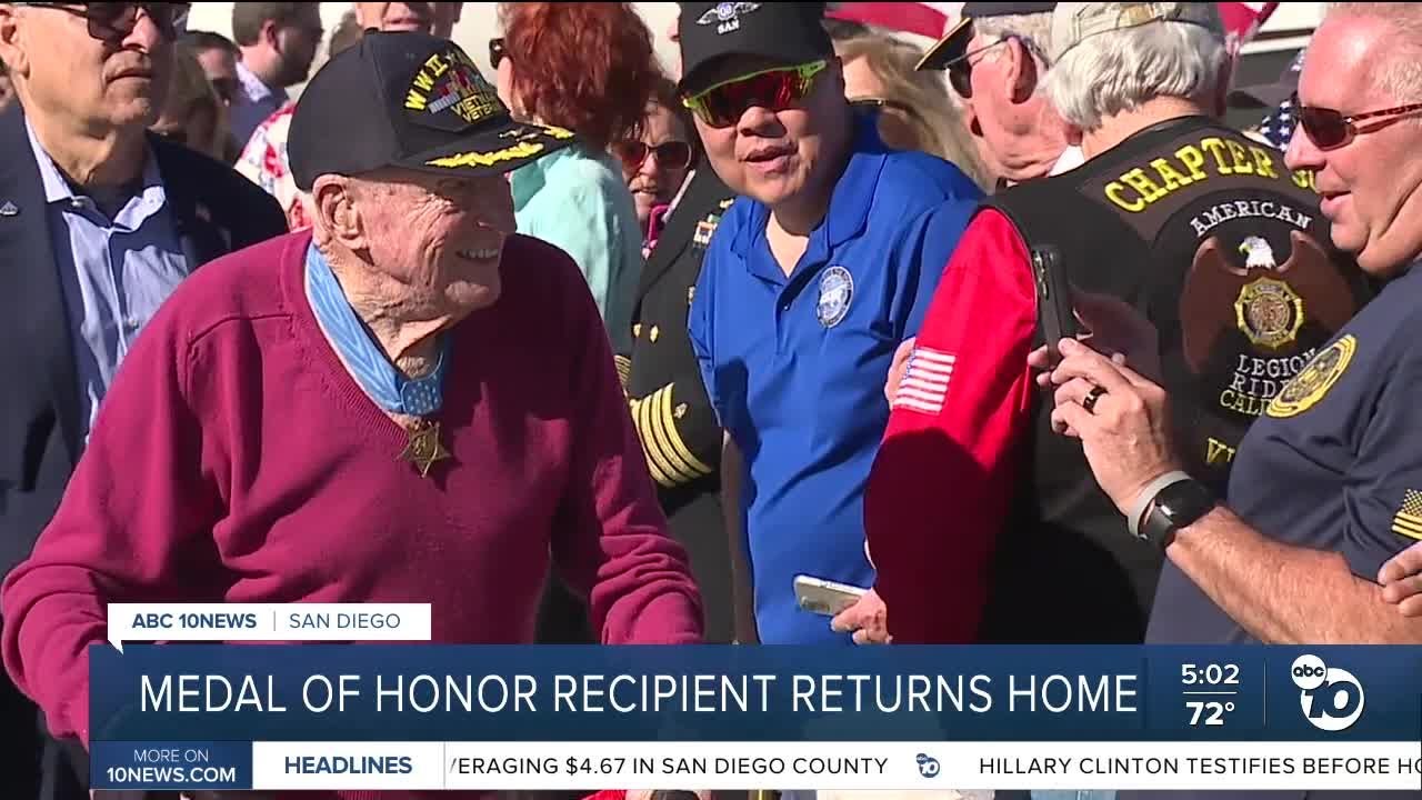 Hundreds roll out a welcome wagon for Royce Williams in a hero's welcome