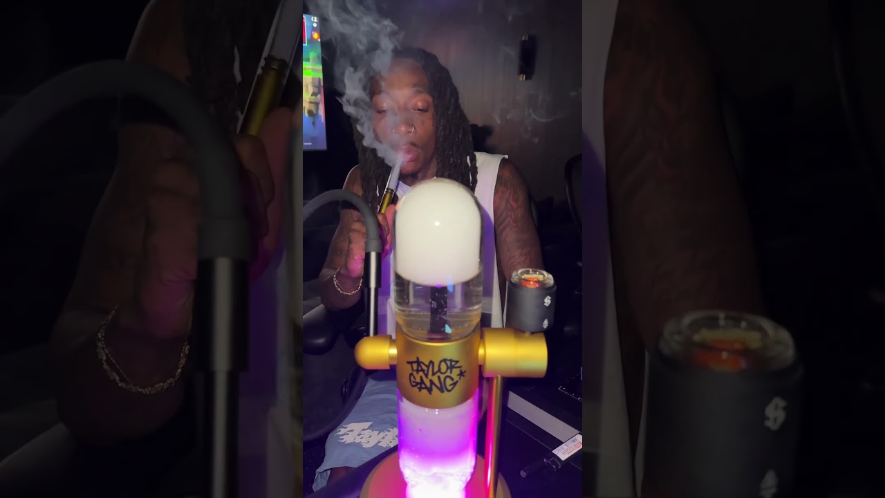 Wiz Khalifa using the St&uuml;ndenglass and Uplight Attachment