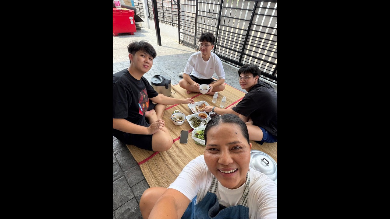 กินข้าวกันอย่างเอร็ดอร่อย😋😋🐠🌶️