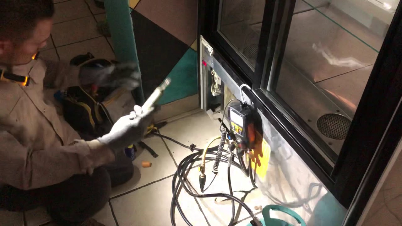 REPARACIÓN VITRINA MEDIA TEMPERATURA R134a