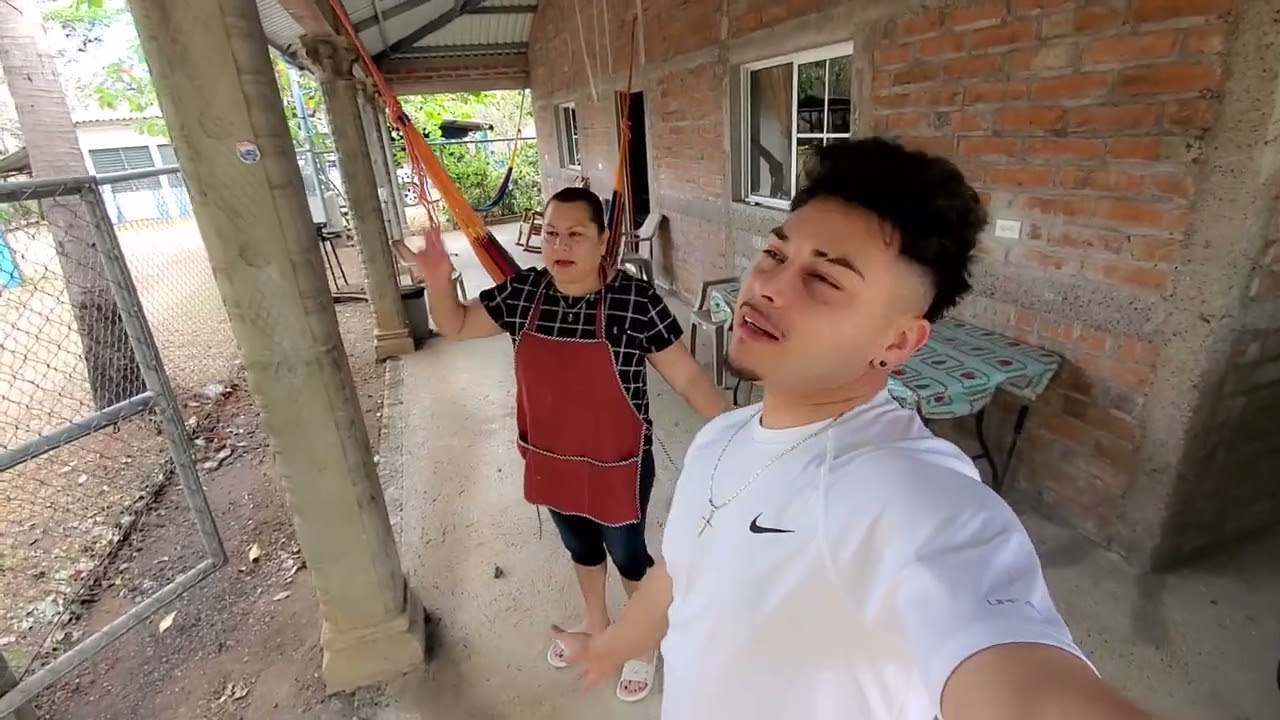 Miren Alex el bro como llama alas gallinas 😂😅