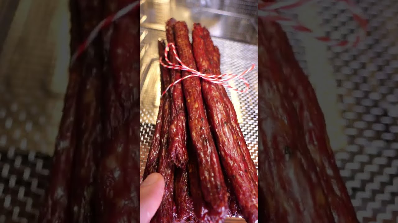 Rinder W&uuml;rstchen zum Snacken aus dem D&ouml;rrautomaten .
