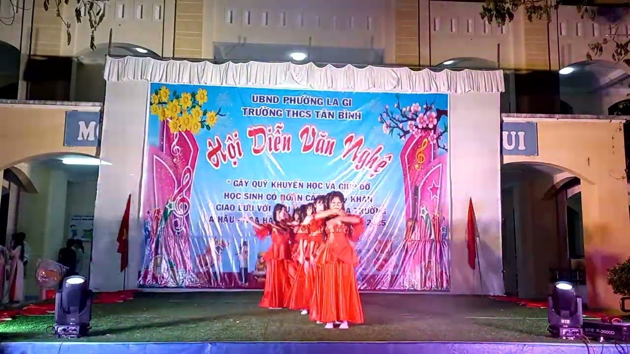 Tiết mục nhà tôi có treo một lá cờ, do lớp 9A, trường THCS Tân Bình, Lâm Đồng biểu diễn.