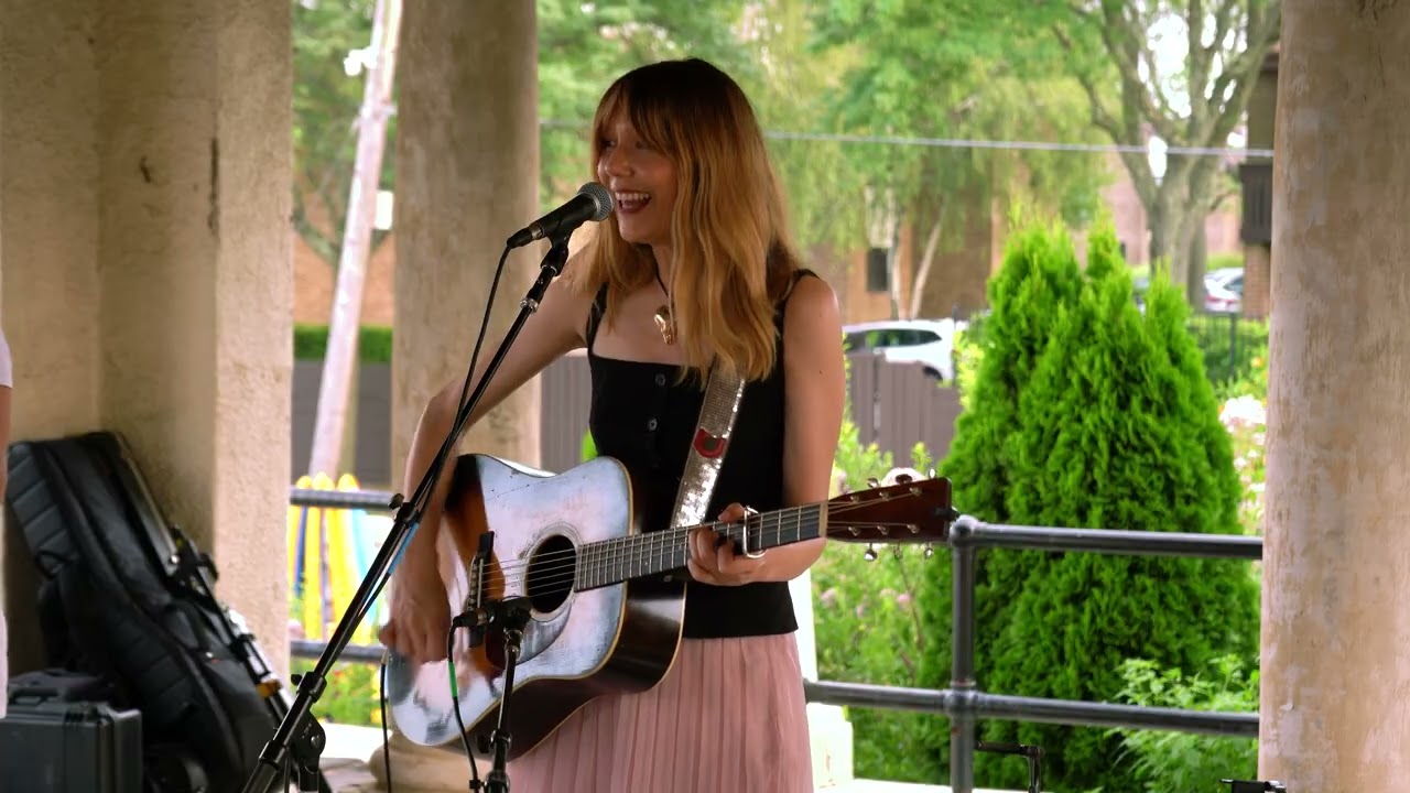 Molly Tuttle - She's a Rainbow (Rolling Stones Cover) (Peak Summer Session)