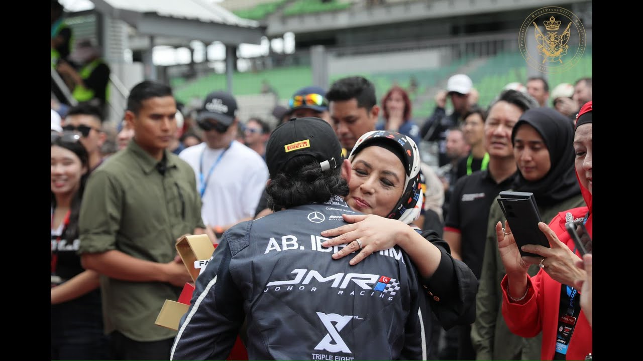 SULTAN JOHOR DAN PERMAISURI JOHOR SAKSIKAN PERLUMBAAN GT WORLD CHALLENGE ASIA