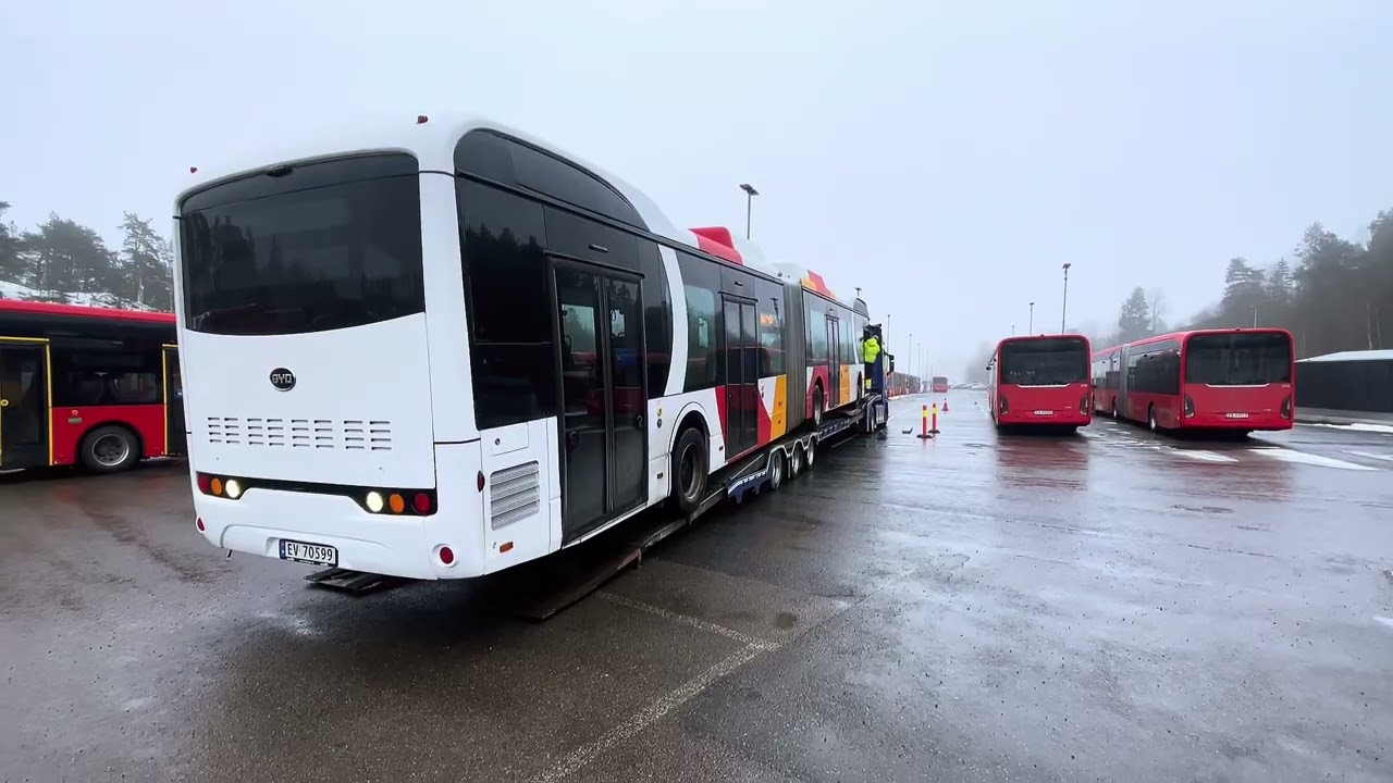 BYD K11U (i think) ex Nobina Mortensrud to Nobina Sundsvall i think he said (loading bus on truck)