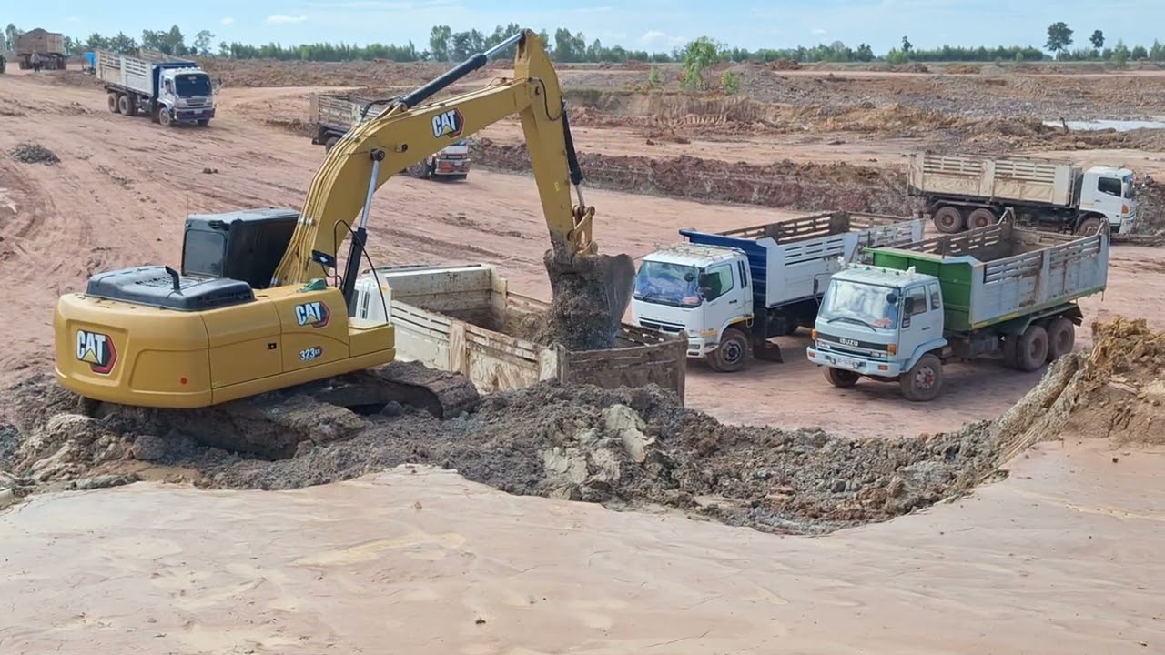 รีวิว Cat 323 gx งานเปิดบ่อเก่ามีโคลนรถดั้มมีเป็นแถวคนขับจัดเต็ม ชมไปบ่นไป excavator and truck