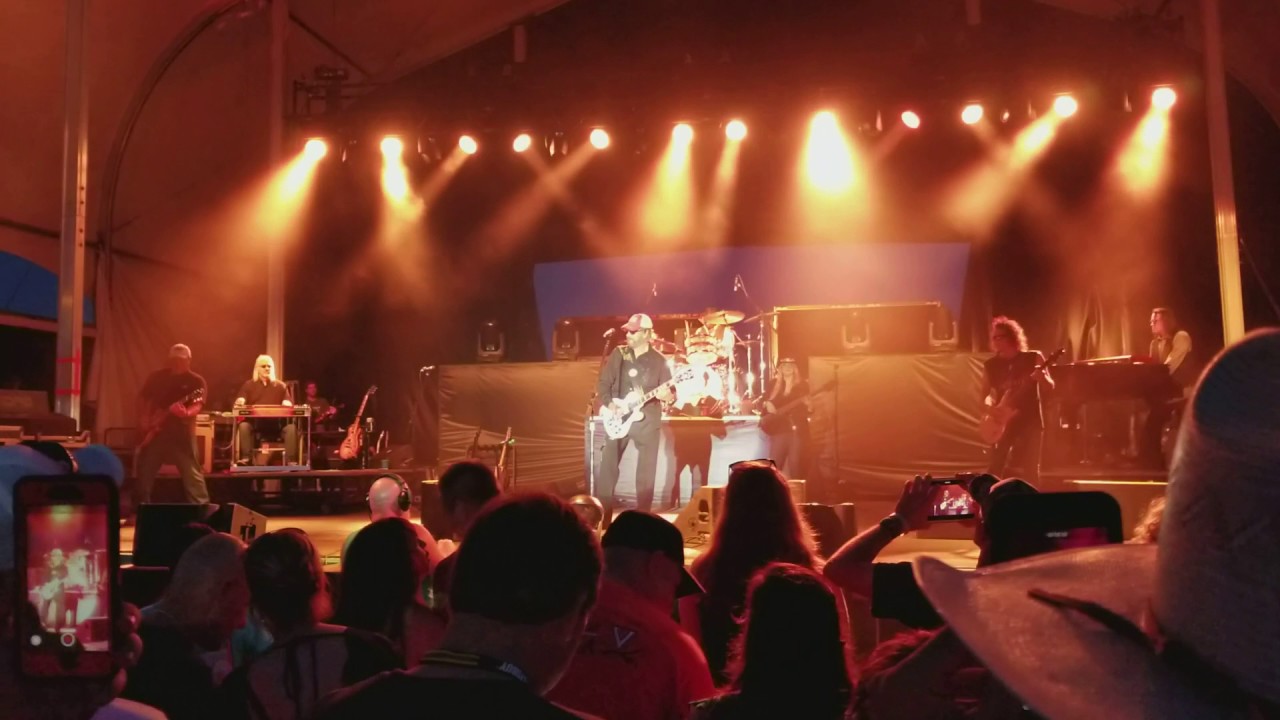 Hank Williams Jr - Showing off his guitar skills