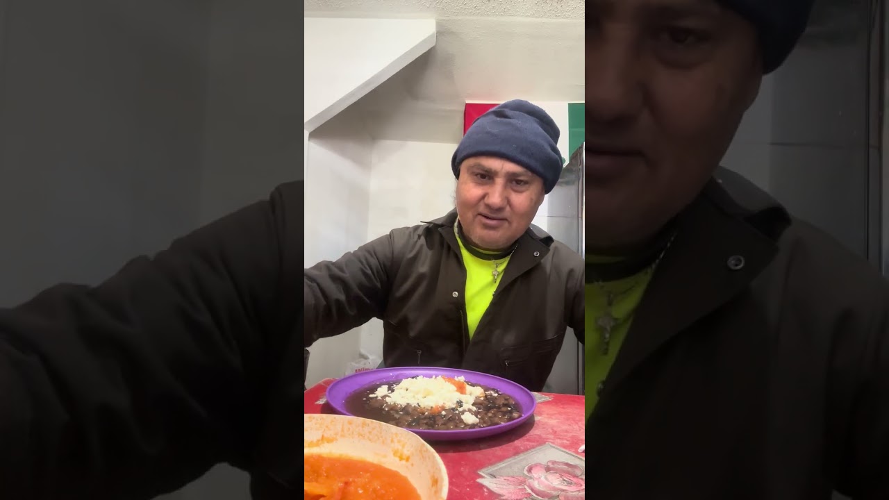 Una rica sena de frijoles y salsa frita y queso 