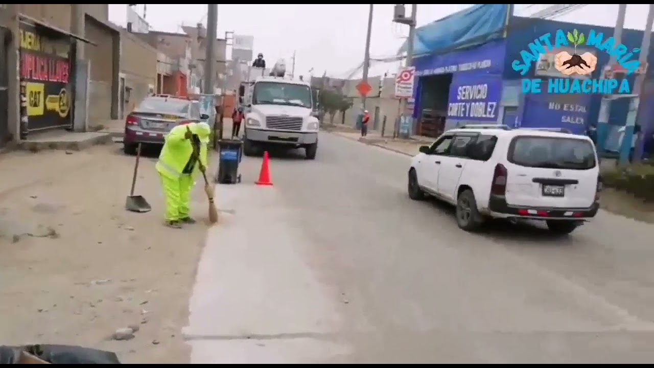 PERSONAL DE LIMPIEZA PUBLICA REALIZA EL BARRIDO EN LA AV. CIRCUNVALACION