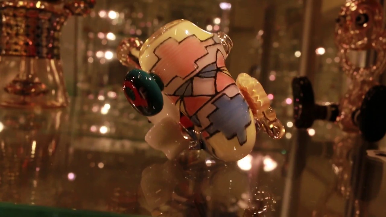 Smokinggear  aka Rygegrej : The biggest GROW - HEAD Shop and glassblowing studio in the world!!