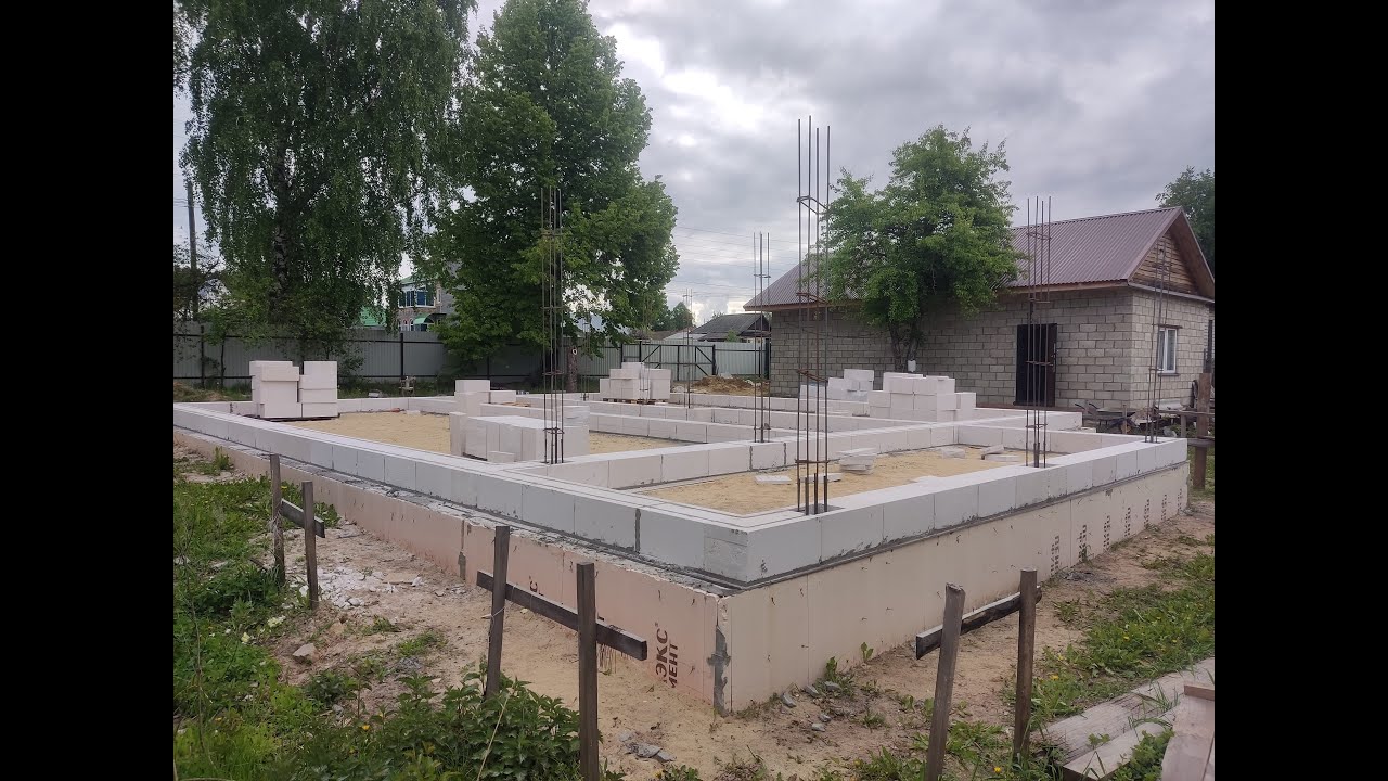 Укладка первого ряда газобетонных блоков, установка каркасов колонн ж.б обойм, армирование кладки.#3