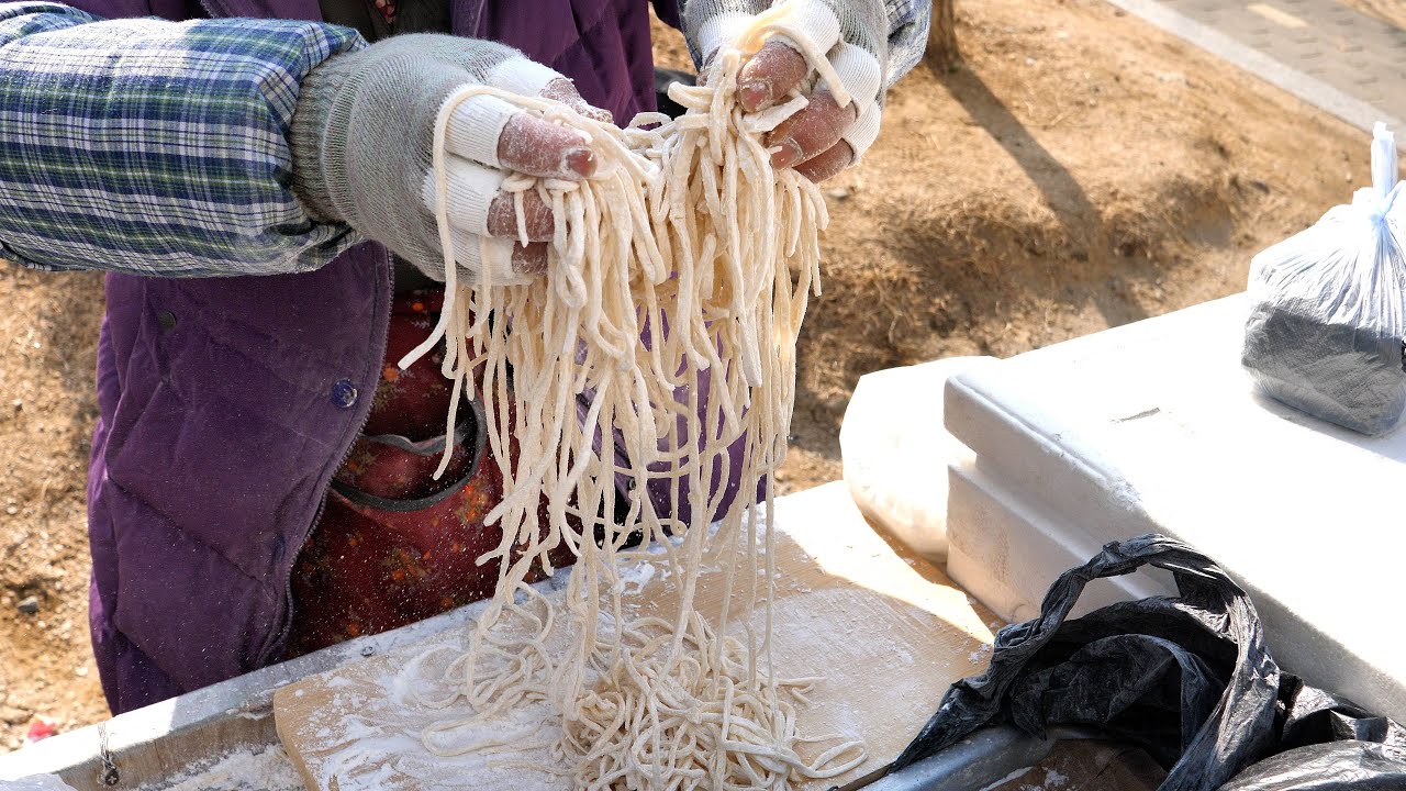 Лапша из бобовой муки / Бабушкина домашняя нарезка лапши / Калгуксу | Корейская уличная еда