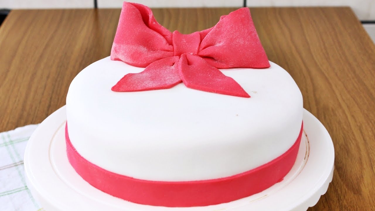 BOLO DE PASTA AMERICANA PARA INICIANTES - COMO COBRIR E DECORAR | Menino Prendado