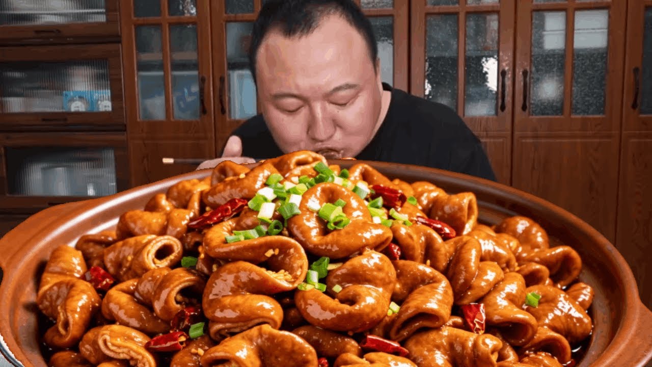 Ah Qiang Braised A Big Pot Of Fatty Intestines, Which Tasted Delicious With Rice!