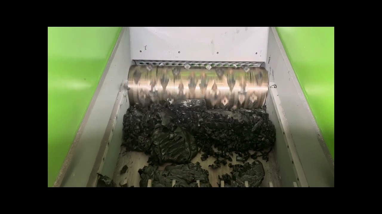 1000mm heavy duty single shaft shredder testing work.       +86 13862239690