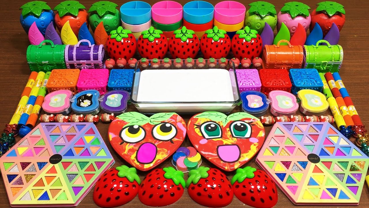 ENJOYING WITH STRAWBERRY MAKEUP BEADS & FLOAM ! Mixing Random Things Into GLOSSY Slime #1389