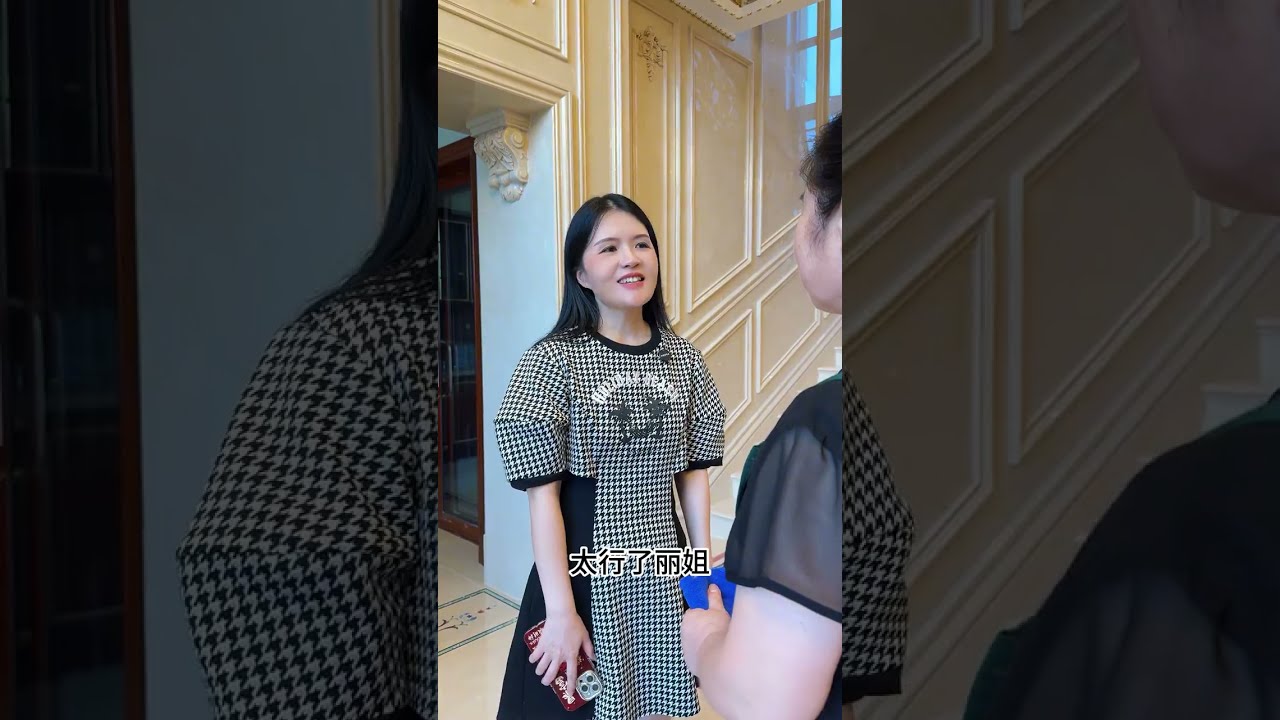 今天丽姐给我做了两种口味的慕斯蛋糕，光是摆在那里，颜值就直接拉满，口感更是没得说，绵密得如云朵一般，比外面买的还要好吃让人忍不住一直吃，丽姐真的很棒！#记录真实生活 #日常vlog #保姆 #美食