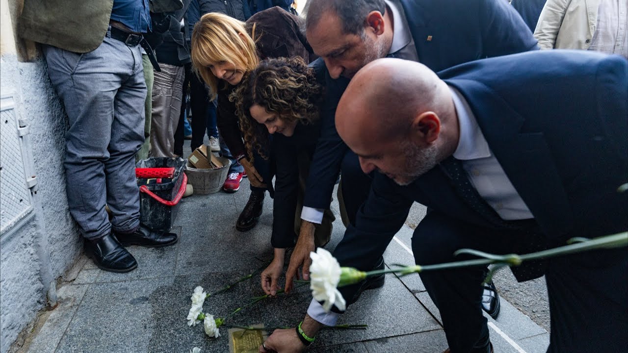 Centelles homenatja v&iacute;ctimes i supervivents de l'holocaust amb dues llambordes Stolperstein