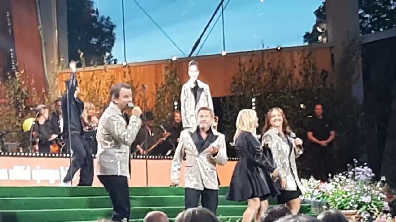 Pernilla Wahlgren, Hanna Hedlund, Kim Sulocki, Måns Nathanaelson ❤️ Världen väntar @ Allsång
