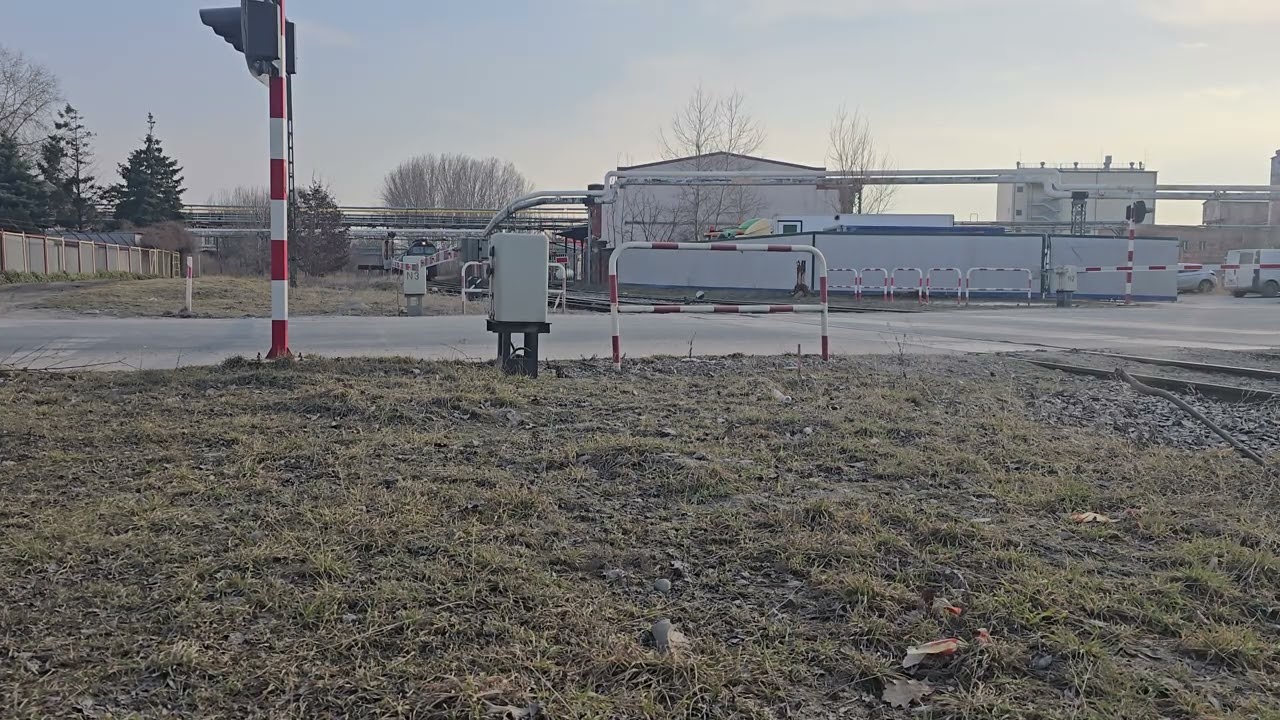 ST44-1267 RP1 z cysternami melasa z Kruszwicy przejazd kolejowy Fabryczna Inowrocław.