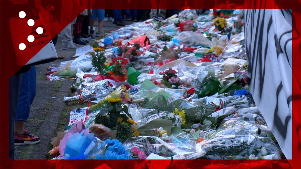 Cresce la distesa di fiori in memoria di Silvio Berlusconi davanti Villa San Martino