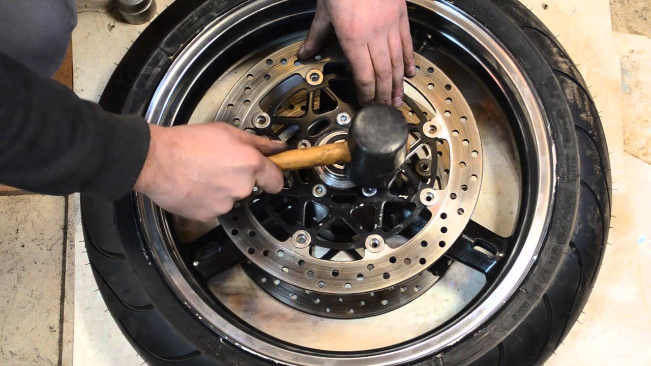 замена подшипников и сальников переднего колеса Suzuki gsx r600