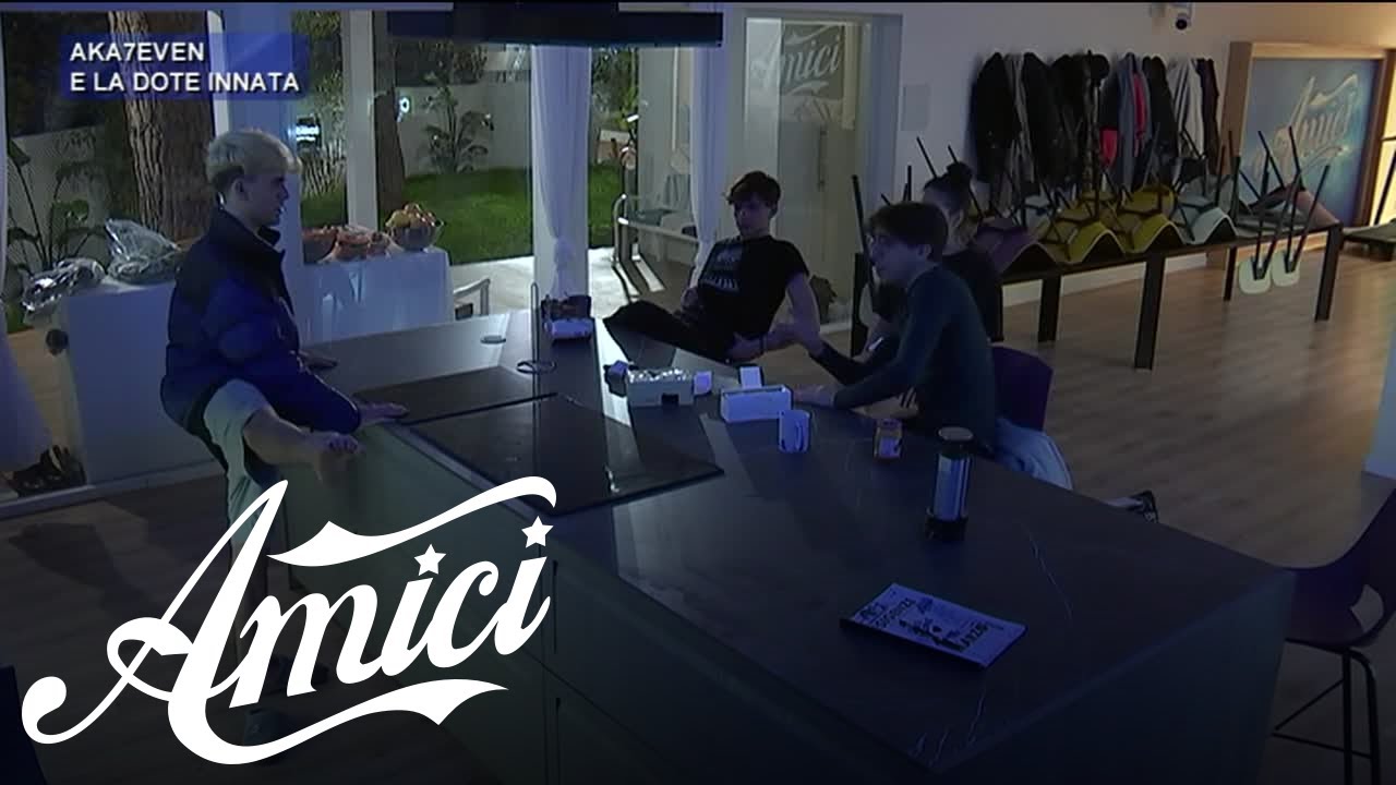 Amici 20 - Aka7even e i passi di danza