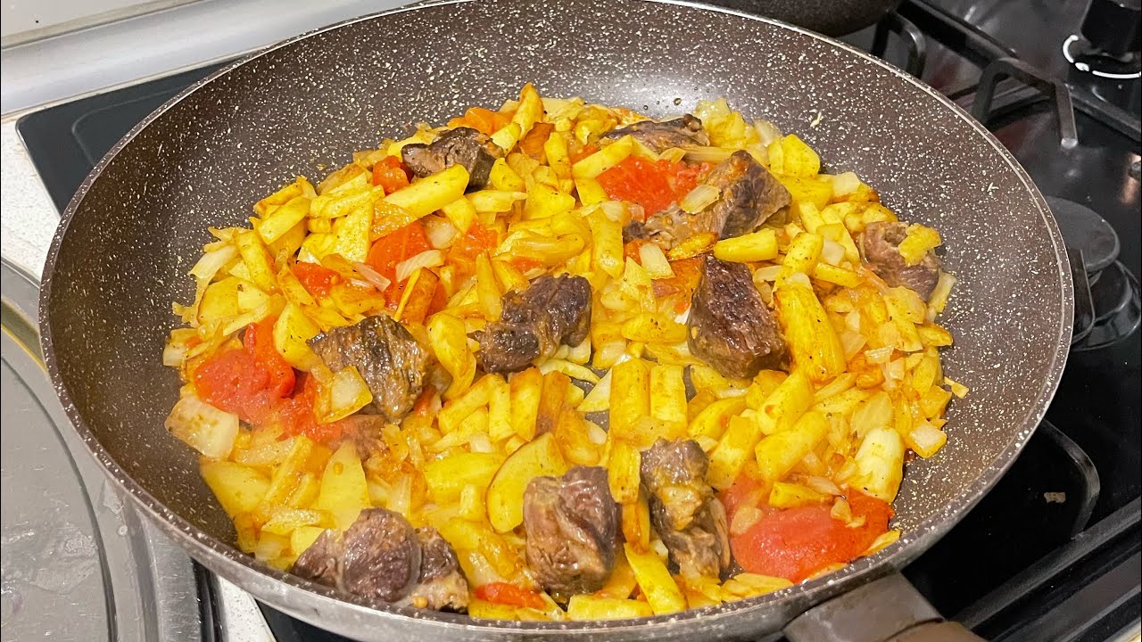 Деревенская жаркое с бараниной и картофелем на сковороде 